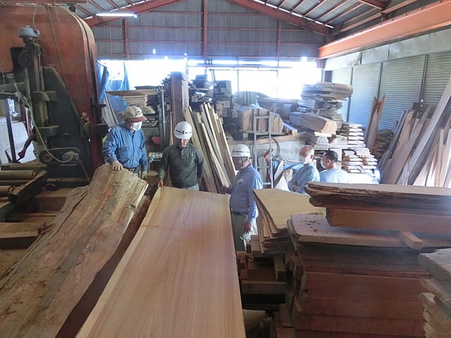 製材された幅約３尺、長さ１２尺のすばらしい天井板材。(左端が寄付されたU社長様）