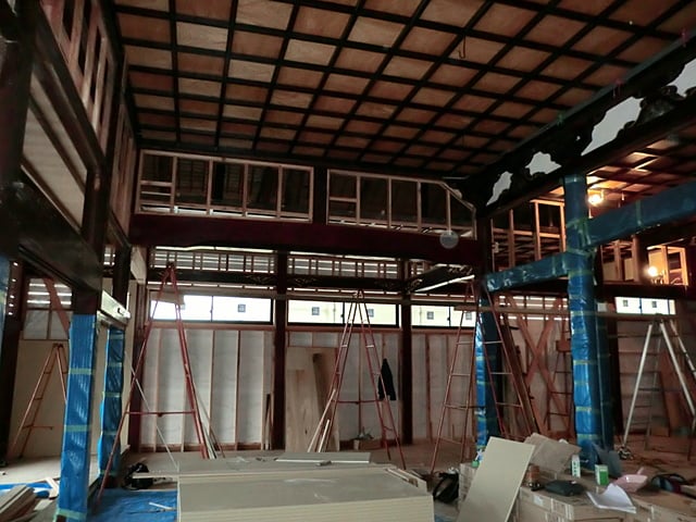 工事中の本堂内部